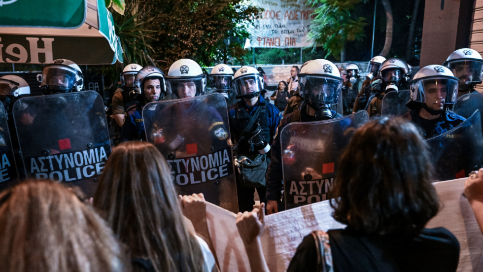 Κινητοποιήσεις κατά της κοπής δέντρων στην πλατεία Εξαρχείων και καταστολή